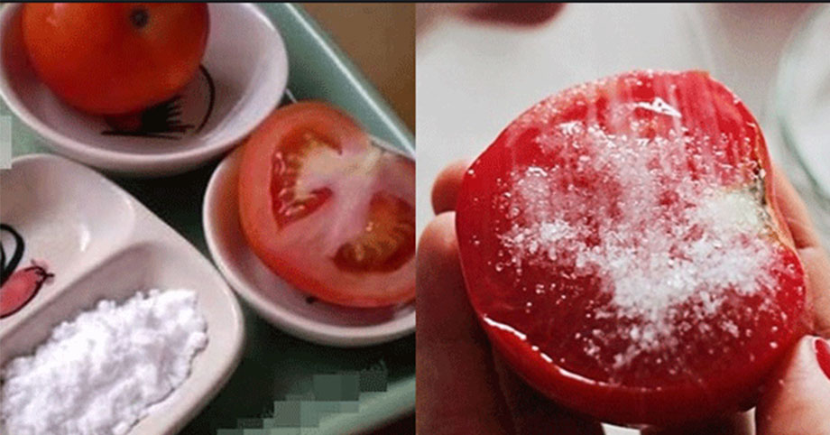 Chấm miếng cà chua vào muối rồi chà nhẹ, sau 15 phút nám mờ sạch, da căng mịn, hồng hào