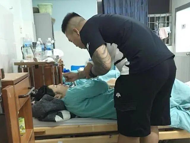 Đợi vợ trước cửa phòng sinh, lúc y tá đẩy các bé ra chồng ngắm nghía bảo: ‘Bé ở giữa đẹp, tôi lấy bé này’