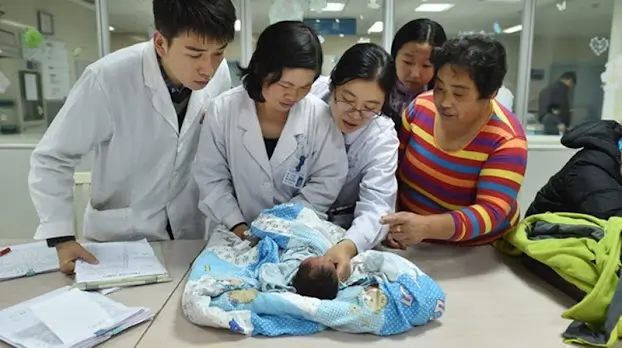 Vì hành động của bố, bé 7 tháng hỏng tai, vĩnh viễn không nghe được: Bài học cho nhiều người